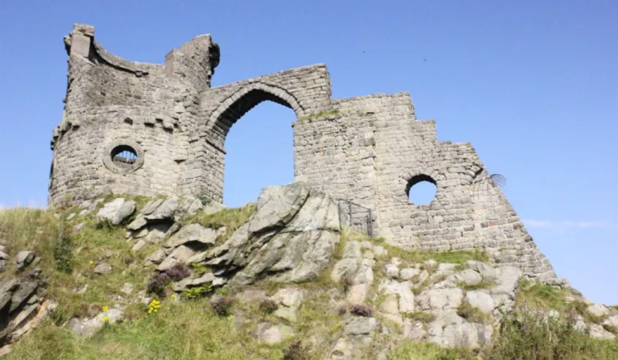 This folly was built in 1754 to resemble the ruins of a medieval fort.